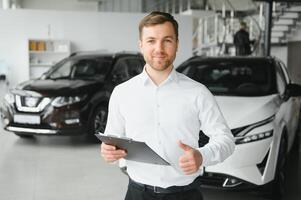 simpático vehículo vendedor presentación nuevo carros a sala de exposición. concepto para coche alquiler foto