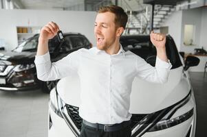 hombre adulto cliente masculino comprador cliente elige auto quiere a comprar nuevo automóvil toque cheque coche en sala de exposición vehículo salón concesión Tienda motor espectáculo interior. ventas concepto foto