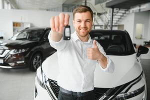 hombre comprando un coche a un sala de exposición foto