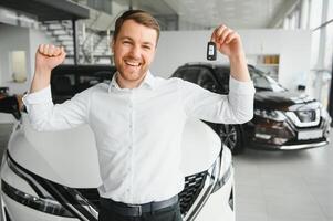 hombre comprando un coche a un sala de exposición foto