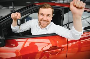 hombre comprando un coche a un sala de exposición foto