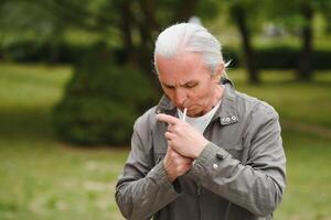 italiano hombre de fumar en el calle foto