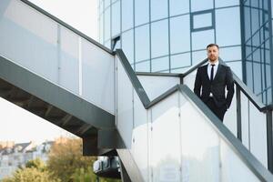 retrato de un hermoso empresario en un urbano ajuste foto