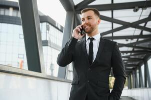 retrato de un sonriente empresario en un moderno negocio ambiente foto