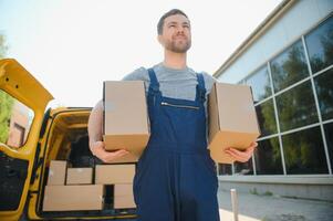 mensajero Servicio para el entrega de bienes. Rápido Servicio un hombre en un uniforme entrega cajas el empleado lleva el orden hogar a el cliente. foto