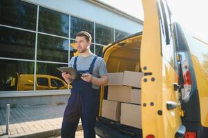 joven entrega hombre mensajero en uniforme sostener documentos portapapeles comprobación lista paquete o empaquetar enviar cajas cerca un coche para Servicio envío a cliente, en línea compras Servicio conceptos. foto