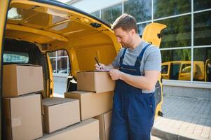 entrega hombres descarga Moviente cajas desde coche foto