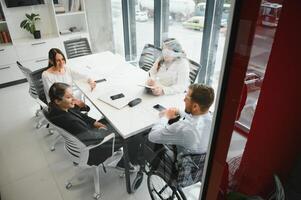 un grupo de negocio personas socios durante un conjunto equipo reunión en el moderno oficina. trabajo en equipo concepto foto