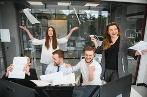 corporativo negocio equipo y en un reunión a moderno oficina con grande ventanas . alto calidad foto