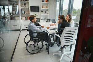 un grupo de negocio personas socios durante un conjunto equipo reunión en el moderno oficina. trabajo en equipo concepto foto