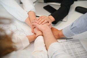 un grupo de negocio personas socios durante un conjunto equipo reunión en el moderno oficina. trabajo en equipo concepto foto