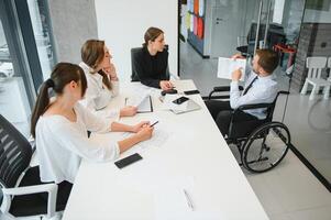 un grupo de negocio personas socios durante un conjunto equipo reunión en el moderno oficina. trabajo en equipo concepto foto