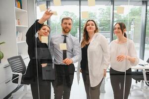 un grupo de negocio personas socios durante un conjunto equipo reunión en el moderno oficina. trabajo en equipo concepto foto