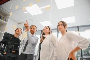 un grupo de negocio personas socios durante un conjunto equipo reunión en el moderno oficina. trabajo en equipo concepto foto