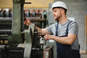 fábrica obrero. hombre trabajando en el producción línea. foto