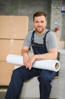 masculino almacén trabajador retrato en almacén almacenamiento. foto