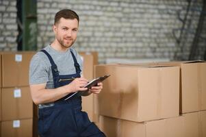 almacén trabajador que lleva un caja de cartón para entrega a producción existencias. foto