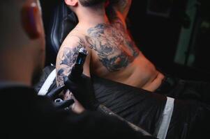 profesional tatuaje artista hace un tatuaje foto