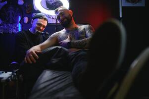 profesional tatuaje artista hace un tatuaje foto