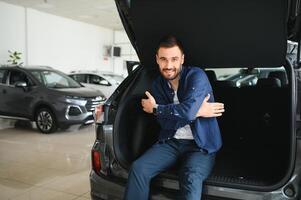 hombre cliente masculino comprador cliente elige auto quiere a comprar nuevo automóvil foto