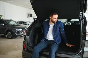 hombre adulto cliente masculino comprador cliente usa elige auto foto