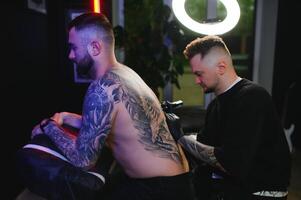 profesional tatuaje artista hace un tatuaje foto