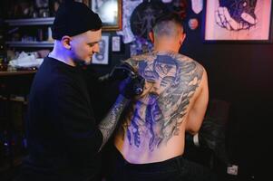 profesional tatuaje artista hace un tatuaje foto