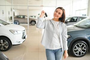 contento mujer cliente hembra comprador cliente escoger auto querer a comprar nuevo automóvil en coche sala de exposición foto