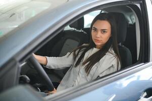relajado conductor mujer cliente comprador cliente sentar en coche escoger auto querer comprar foto