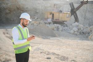 extracción de Roca. masculino trabajador siguiente a Roca cantera. ingeniero a construcción sitio foto