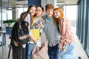 contento alto colegio estudiantes en el salón de clases foto