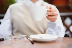 manos femeninas sosteniendo una taza de café foto