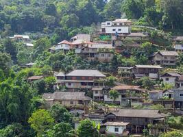 ver de pueblo y montañas. Pha Hola pueblo en chiang rai, Tailandia foto