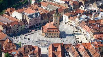 elevado ver de brasov's principal cuadrado histórico fachadas y guijarro encanto en Rumania foto