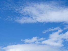 azul cielo con blanco nubes antecedentes. espacio para texto foto