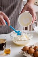 hombre vistiendo delantal Cocinando Tiramisu a cocina foto