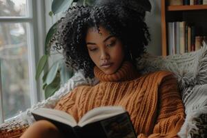 joven mujer leyendo un libro a hogar. foto