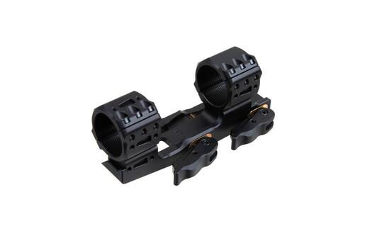 rápido desconectar montar hecho para participación un alcance en un rifle aislado en blanco atrás. rápido lanzamiento francotirador viga voladiza alcance montar. foto