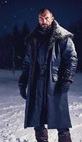 foto de adulto eslavo hombre como espía agente en pie posando para imagen a invierno noche,