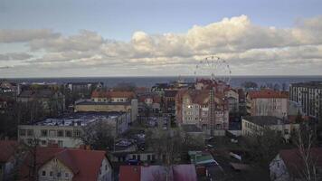 visie van de stad en oceaan van de venster video