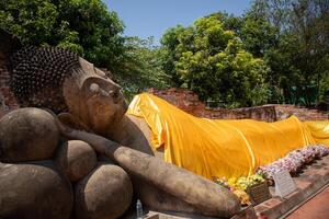 Buda estatua y paisaje ver en wat phutthaisawan a phra nakhon si ayutthaya, Tailandia foto