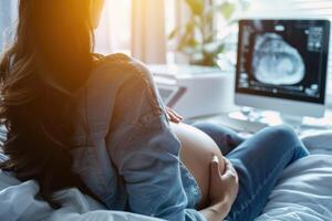 embarazada mujer a el ultrasonido, anticipación y alegría como expectante madres experiencia el mágico momento de viendo su del bebe imagen para el primero hora mediante ultrasonido tecnología. foto