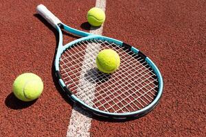 tenis escena con pelotas, raquetas y difícil Corte superficie esquina líneas foto