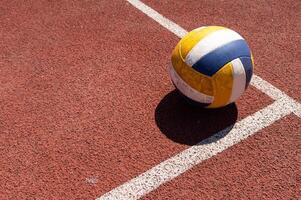 vóleibol. azul con amarillo color pelota en el patio de juegos. vóleibol cubrir, rojo. pelota juego foto