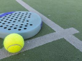 paleta tenis raqueta y pelota foto