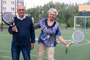 mayor hombre jugando paleta tenis un foto