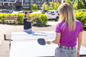 mesa tenis. madre y hija jugar silbido apestar juego. foto