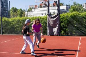 concepto de Deportes, aficiones y sano estilo de vida. joven personas jugando baloncesto en patio de recreo al aire libre foto