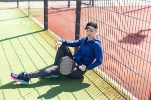 uno mujer jugando paleta tenis foto