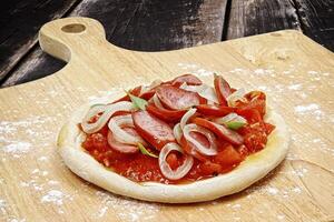 mini salchicha Pizza con cebollas y tomate salsa foto